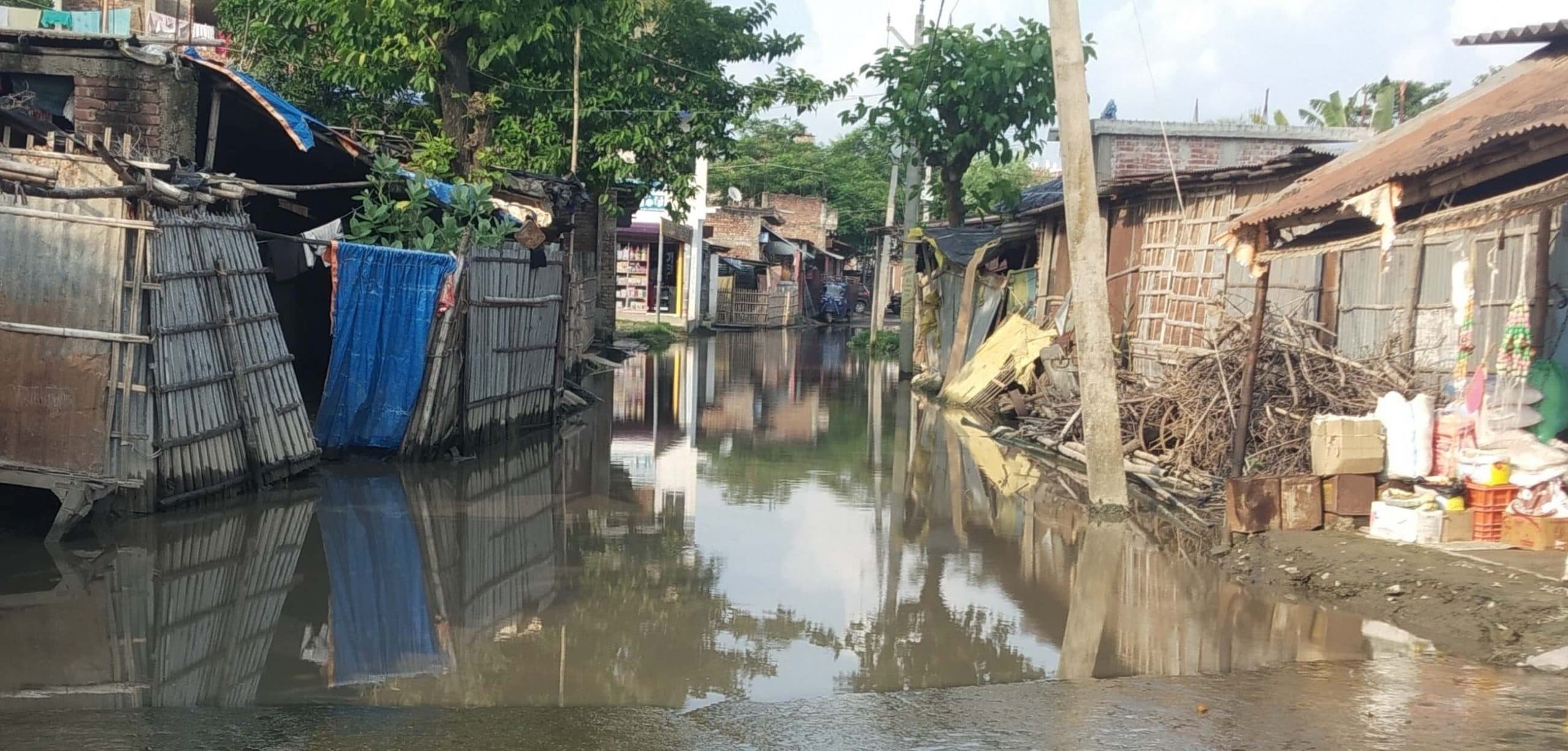 हल्की बारिश में बड़हरा व वासुदेवपुर बाजार की स्थिति नारकीय