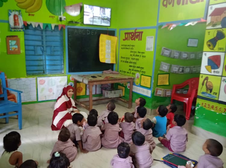 आंगनबाड़ी केंद्र संख्या 42 पर टेलीविजन की मदद से बच्चों की पढ़ाई