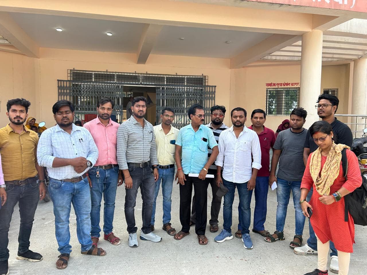 हल्का कर्मचारियों ने मारपीट के विरोध में किया प्रदर्शन