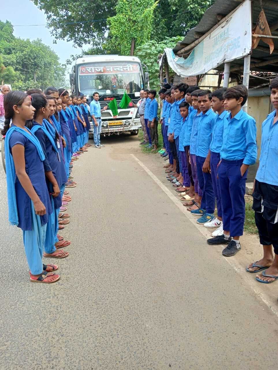 खेलकूद प्रतियोगिता में भाग लेने वाले छात्र रवाना