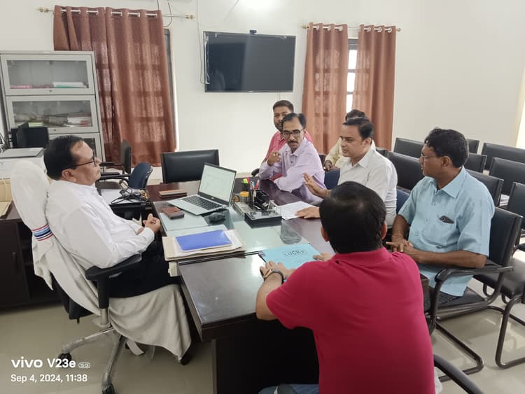 कर्मियों की समस्याओं से कराया अवगत