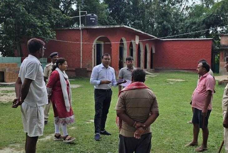 मरौना प्रखंड के विभिन्न मतदान केंद्रों का एसडीएम ने लिया जायजा, बीएलओ को दिया निर्देश