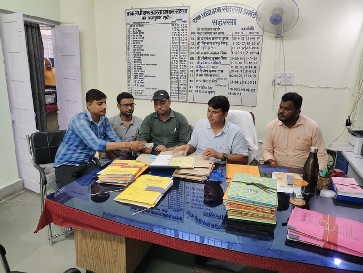 पुलिस के आने से पहले फरार हो गयी फर्जी सर्टिफिकेट वाली दो महिला