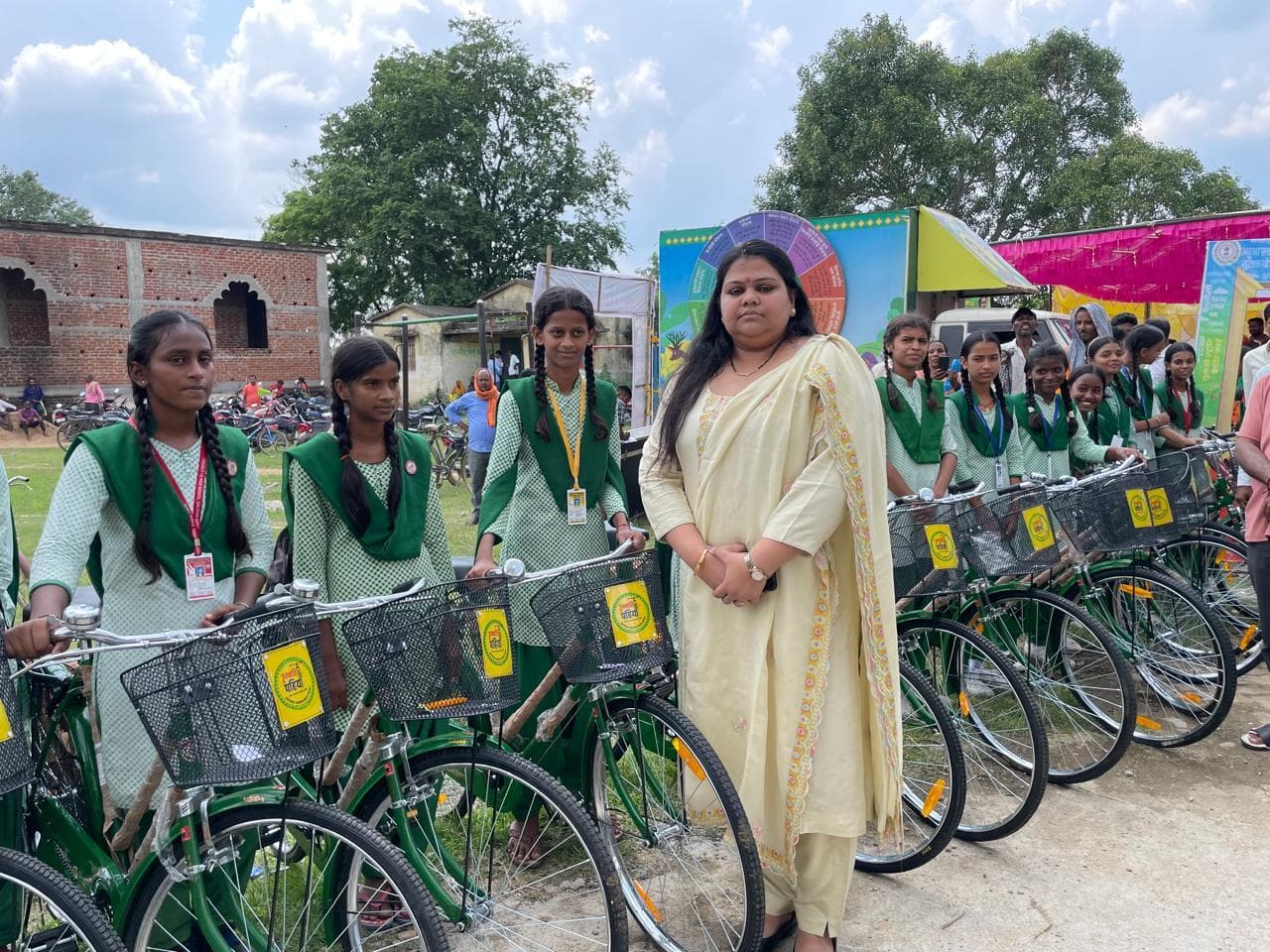 ग्रामीणों से अच्छा व्यवहार करते हुए काम करें पदाधिकारी : डीसी