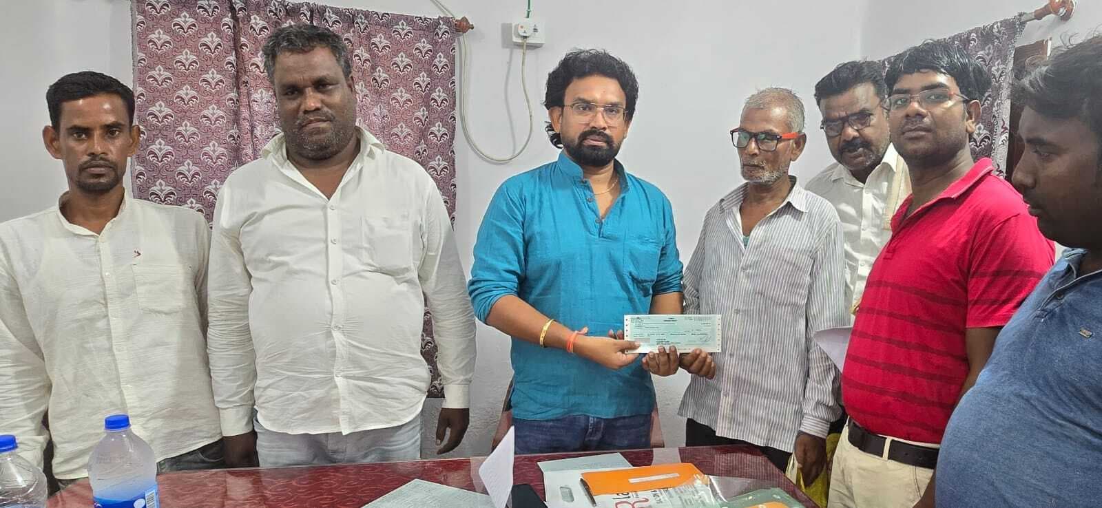 मंत्री के प्रतिनिधि ने मरीज को दिया 20 हजार रुपये का चेक