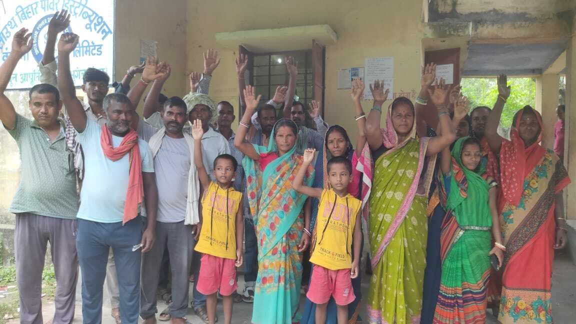 दबंगों ने तीन दर्जन उपभोक्ताओं का काटा बिजली कनेक्शन, प्रदर्शन