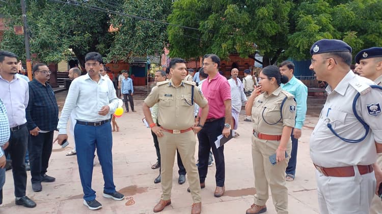 केंद्रीय स्वास्थ्य मंत्री के कार्यक्रम स्थल का डीएम ने किया निरीक्षण