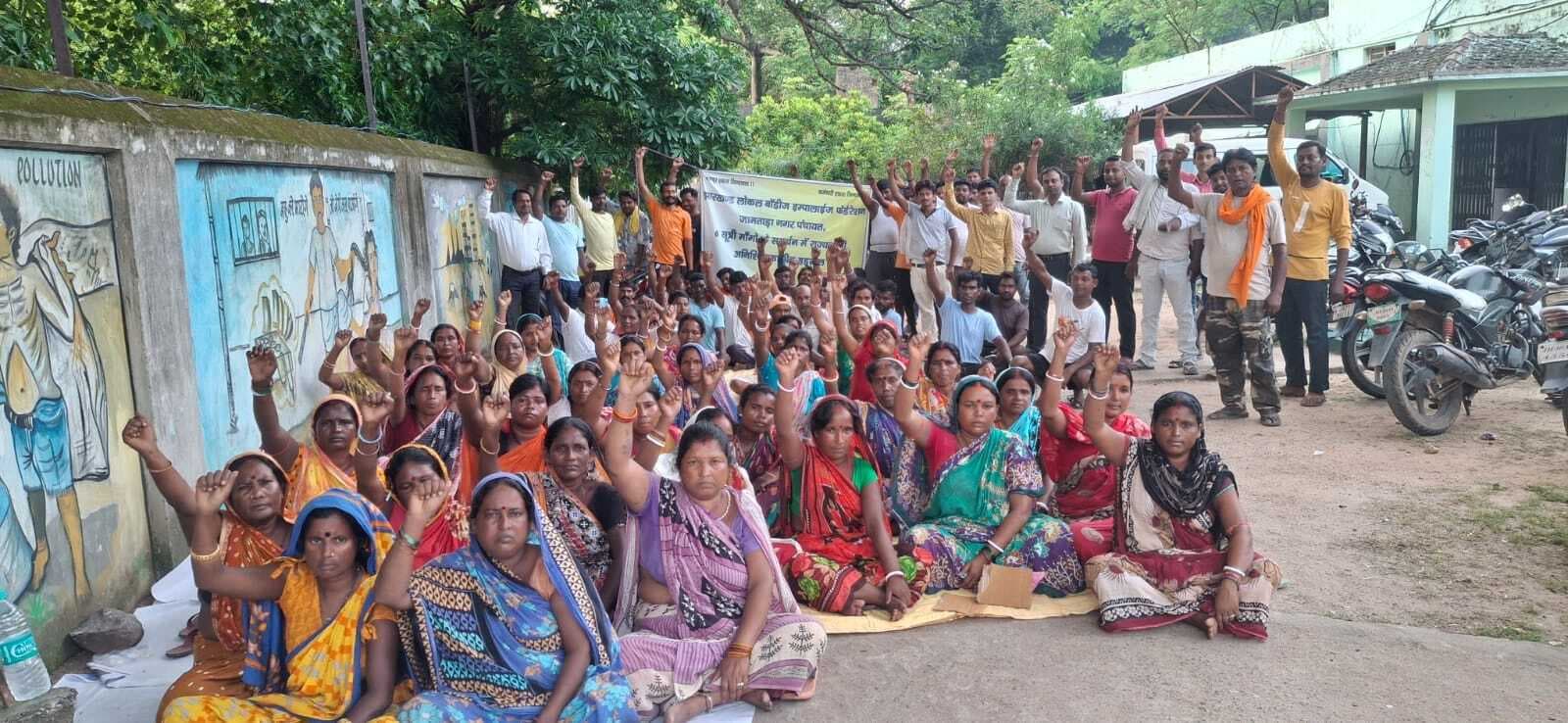 नपं के दैनिक श्रमिकों ने मांगों के समर्थन में दिया धरना