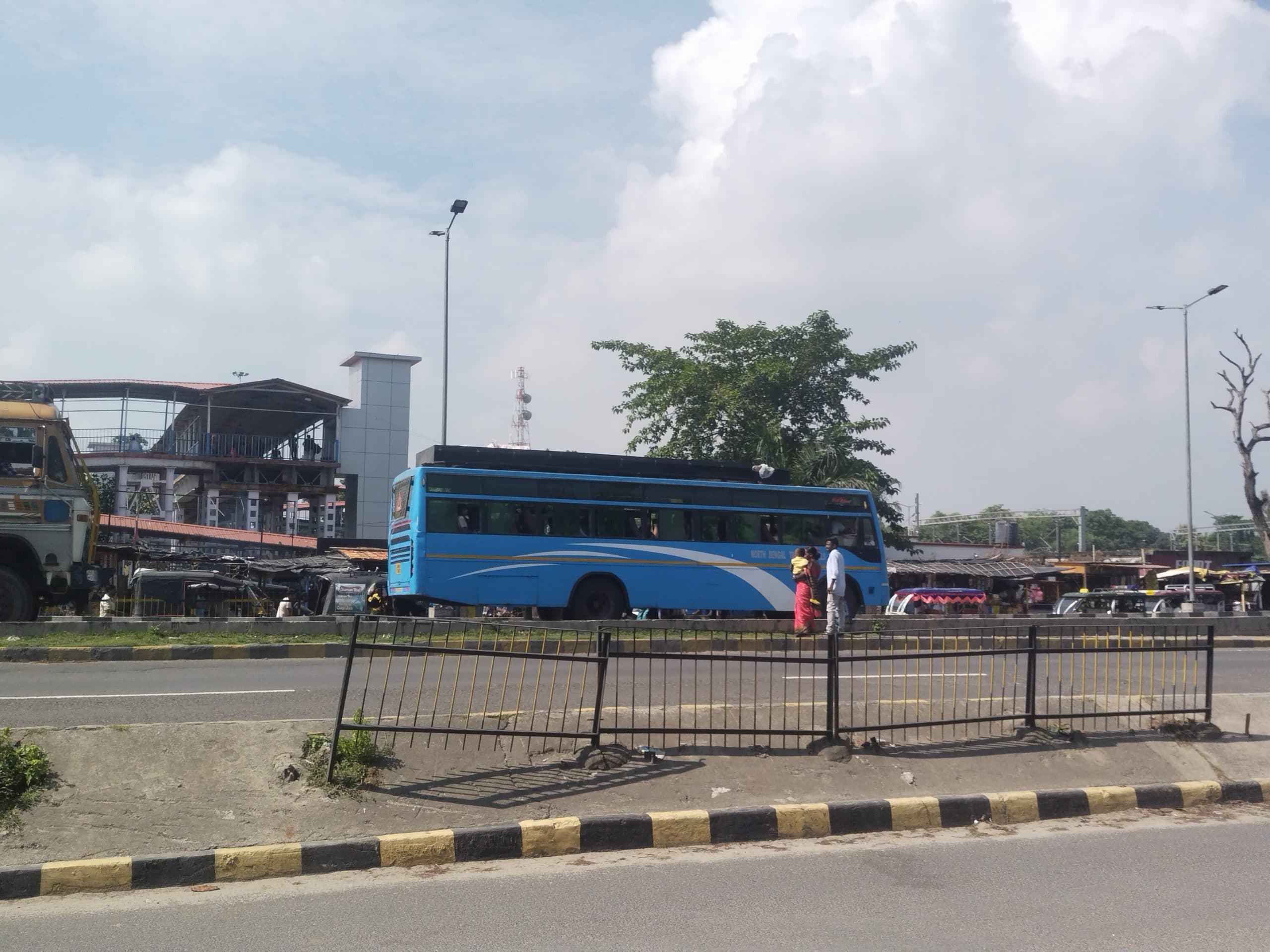 रेलवे स्टेशन के सामने एनएच 27 पर बस खड़ी कर यात्री उतारने व चढ़ाने से बढ़ी दुर्घटना की आशंका