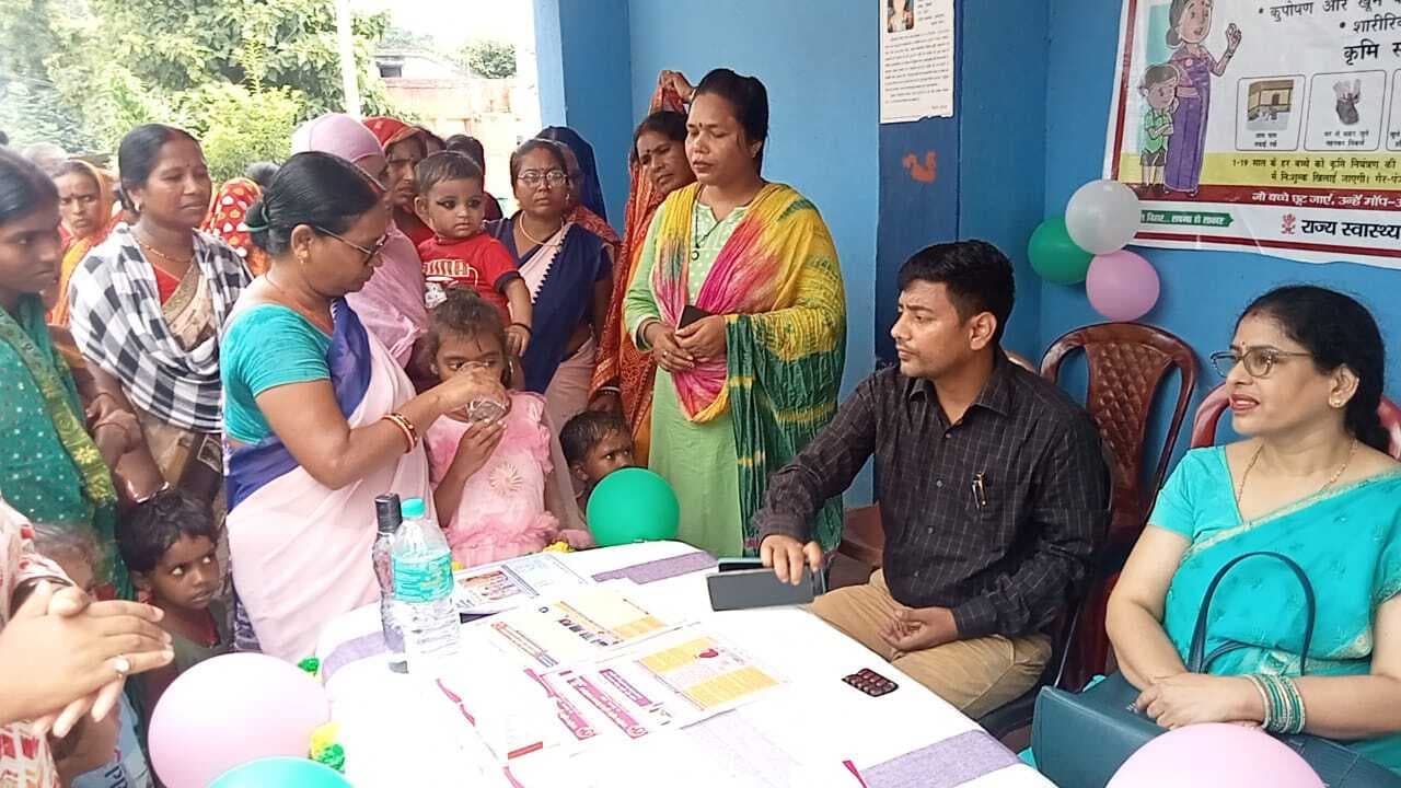 बीडीओ ने बच्चों को खिलाई एल्बेंडाजोल की गोली