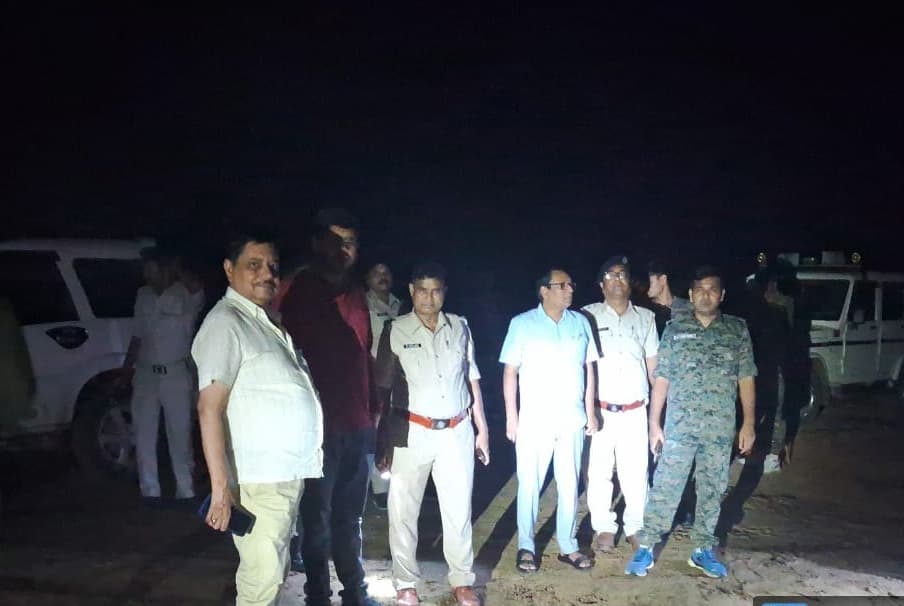 बालू उठाव की रोकथाम के लिए बालू घाटों पर की गयी छापेमारी