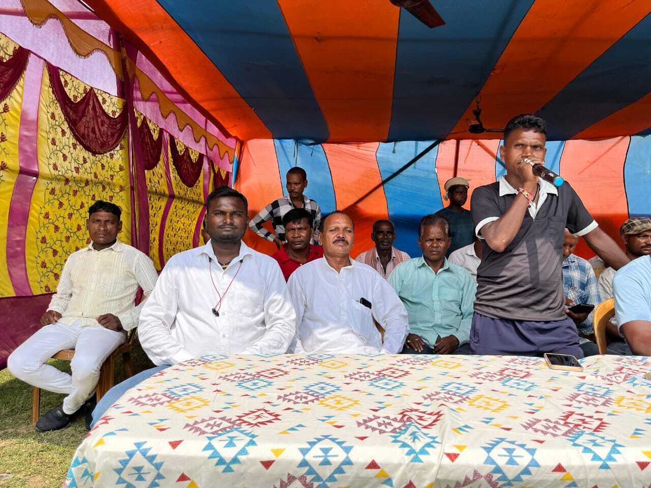 फुटबाॅल मैच में करझौंसा टीम रही विजयी