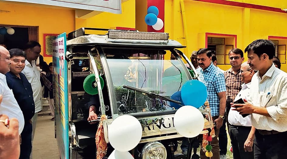 राष्ट्रीय कृमि मुक्ति दिवस पर डीएम ने छात्राओं को खिलायी कृमिनाशक अल्बेंडाजोल