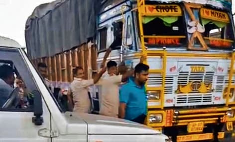 परिवहन विभाग के बलथरी चेकपोस्ट पर मालवाहक वाहनों से अवैध वसूली का वीडियो वायरल, डीएम ने दिये जांच के आदेश