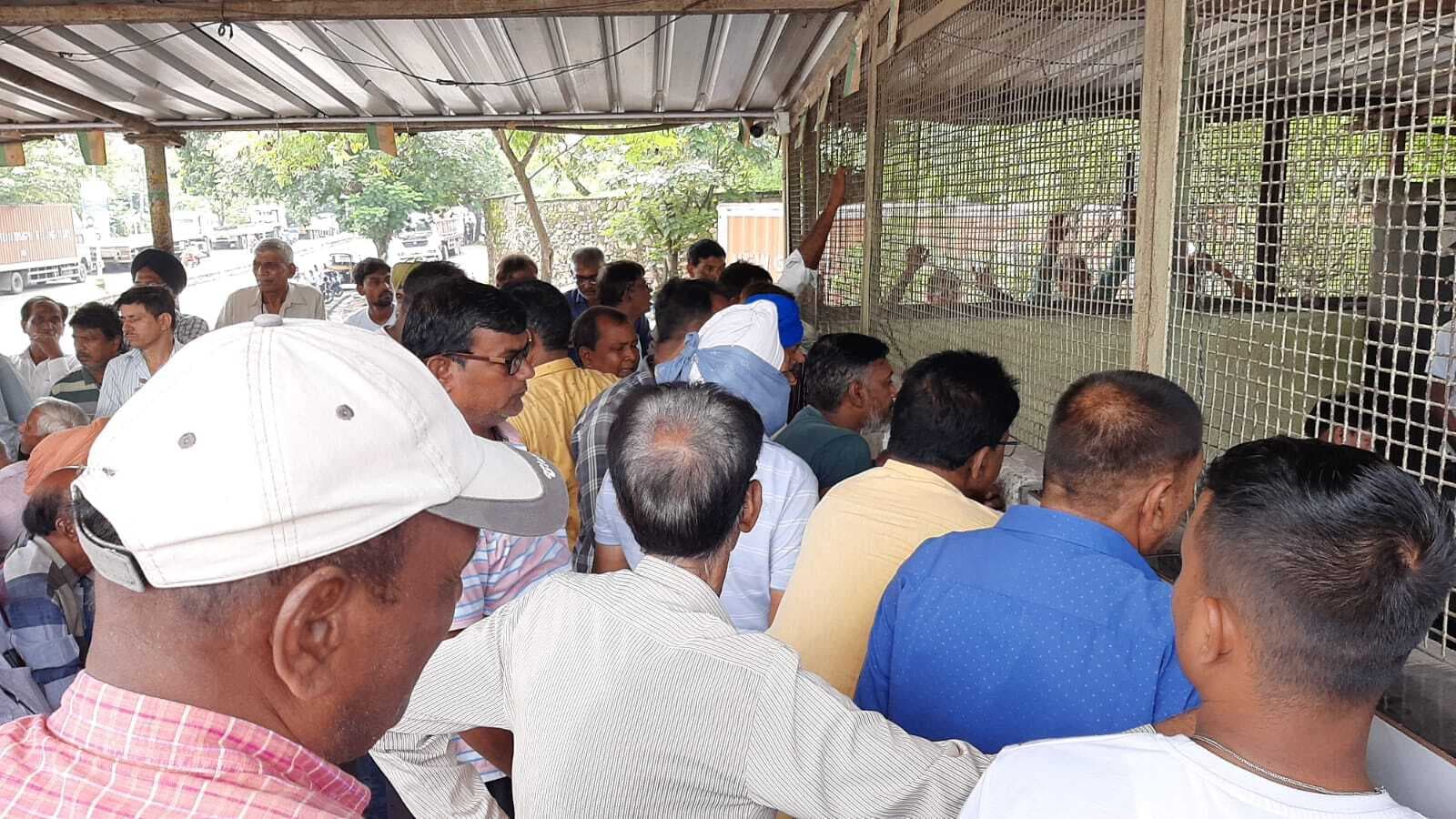 बैंक से वेतन भुगतान का विरोध, कन्वाइ चालकों ने ढ़ाई घंटे रोकी बुकिंग