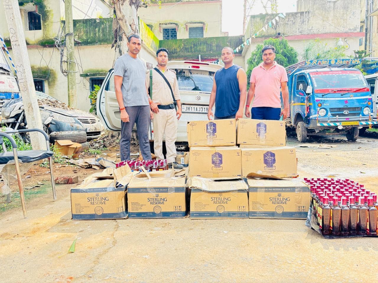 झारखंड से आ रही कार से 703 बोतल विदेशी शराब बरामद