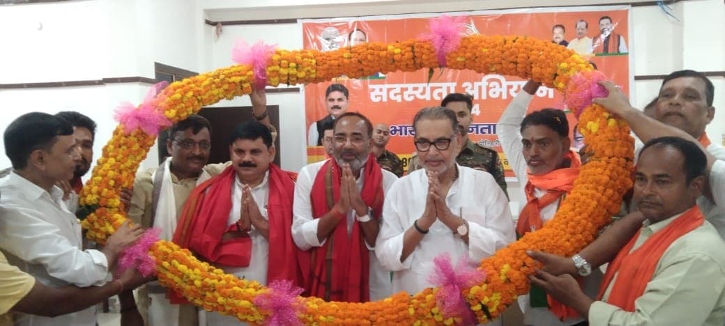 51 किलों के माला से केंद्रीय मंत्री का हुआ स्वागत