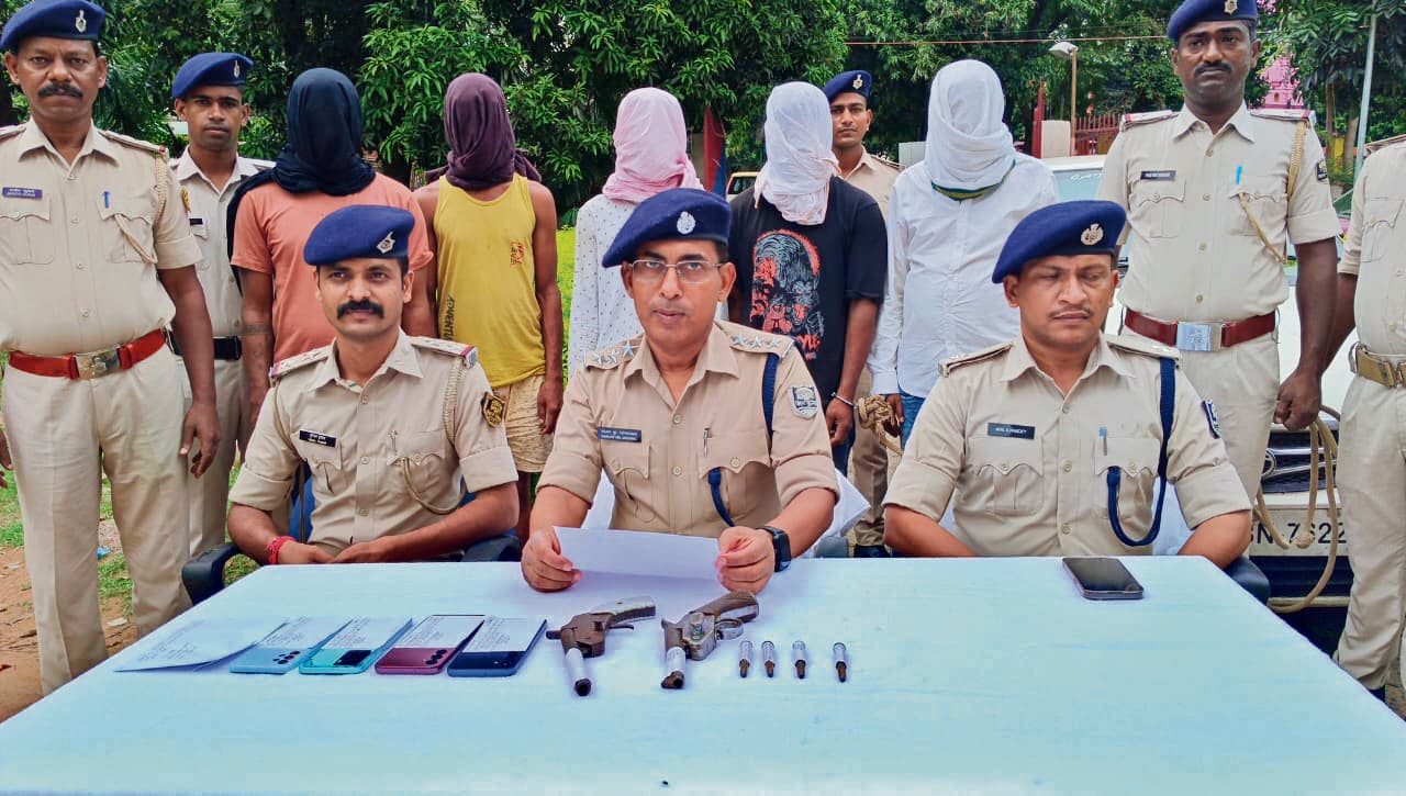 वाहन चोर गिरोह के पांच लुटेरे धराये हथियार व लूटे गये वाहन बरामद