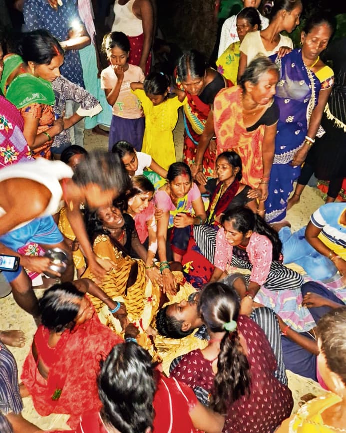 परबलपुर में पुल पर बैठे युवक के शरीर पर गिरा बिजली का तार, मौत