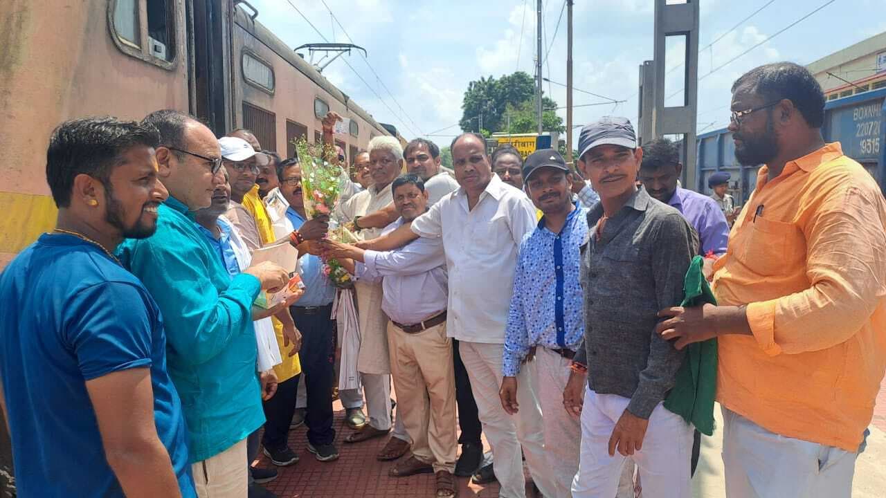 Giridih news: धनबाद-कोयंबटूर स्पेशल ट्रेन का हजारीबाग रोड स्टेशन में ठहराव शुरू