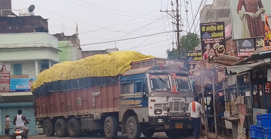 Giridih News: गली में घुसने के क्रम में फंसा ट्रक, दो घंटे तक लगा रहा जाम
