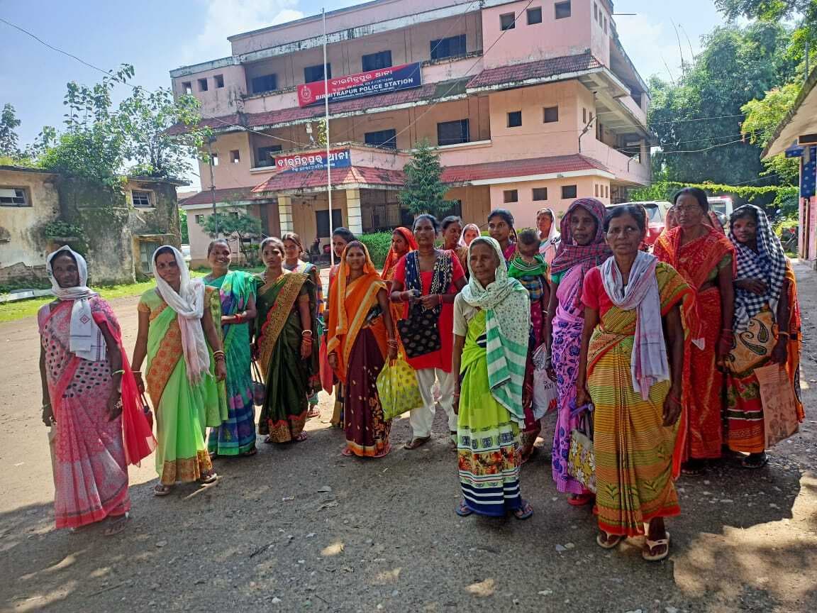 Rourkela News : बिरमित्रपुर में शराब माफिया के विरुद्ध महिलाओं ने खोला मोर्चा, सौंपा ज्ञापन