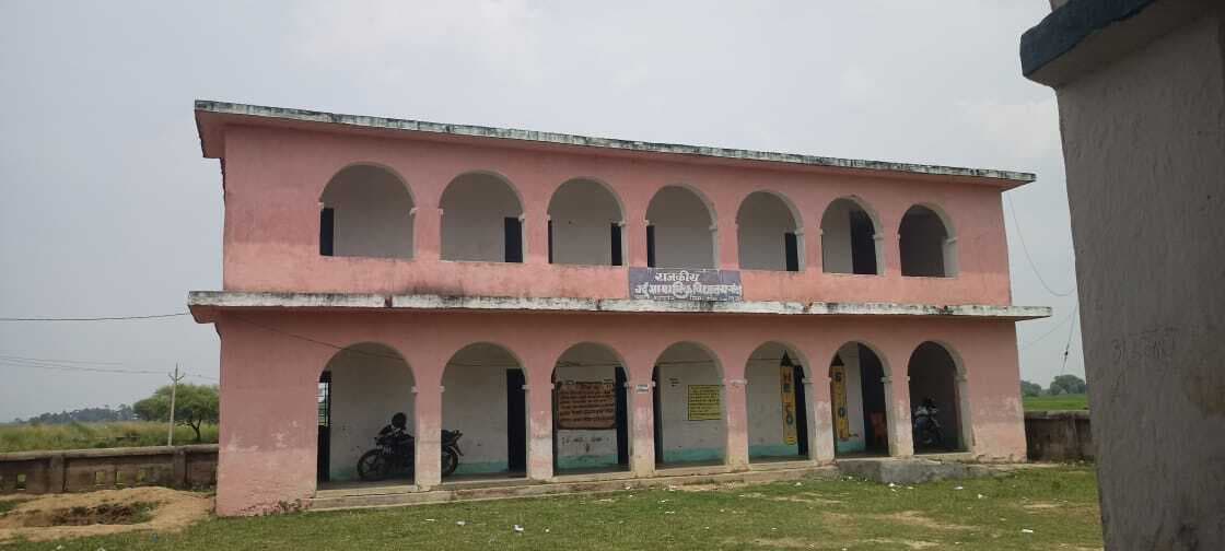 जर्जर भवन के दो कमरे में अपना भविष्य संवार रहे नौनिहाल, शौच लगने पर जाते हैं घर