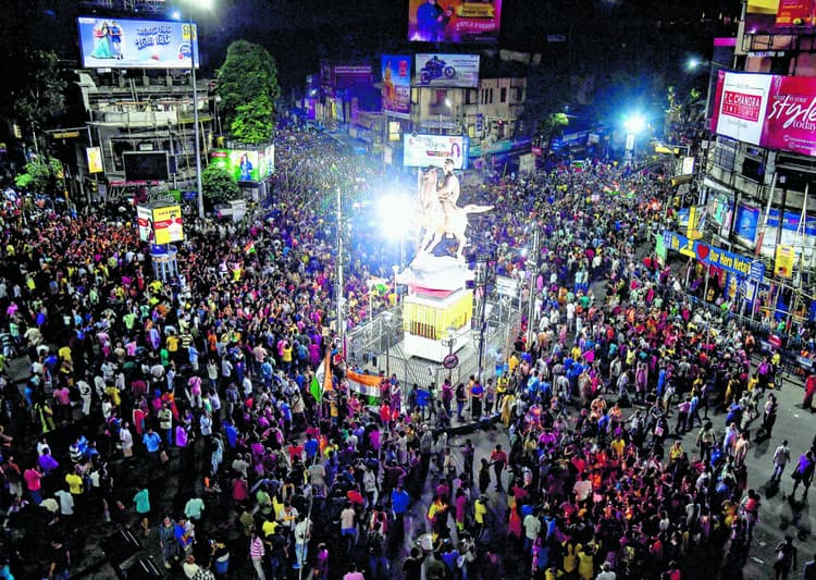 आरजी कर : पीड़िता को इंसाफ दिलाने के लिए घरों की बत्ती बंद कर राज्यभर में मोमबत्ती लेकर सड़कों पर उतरे लोग