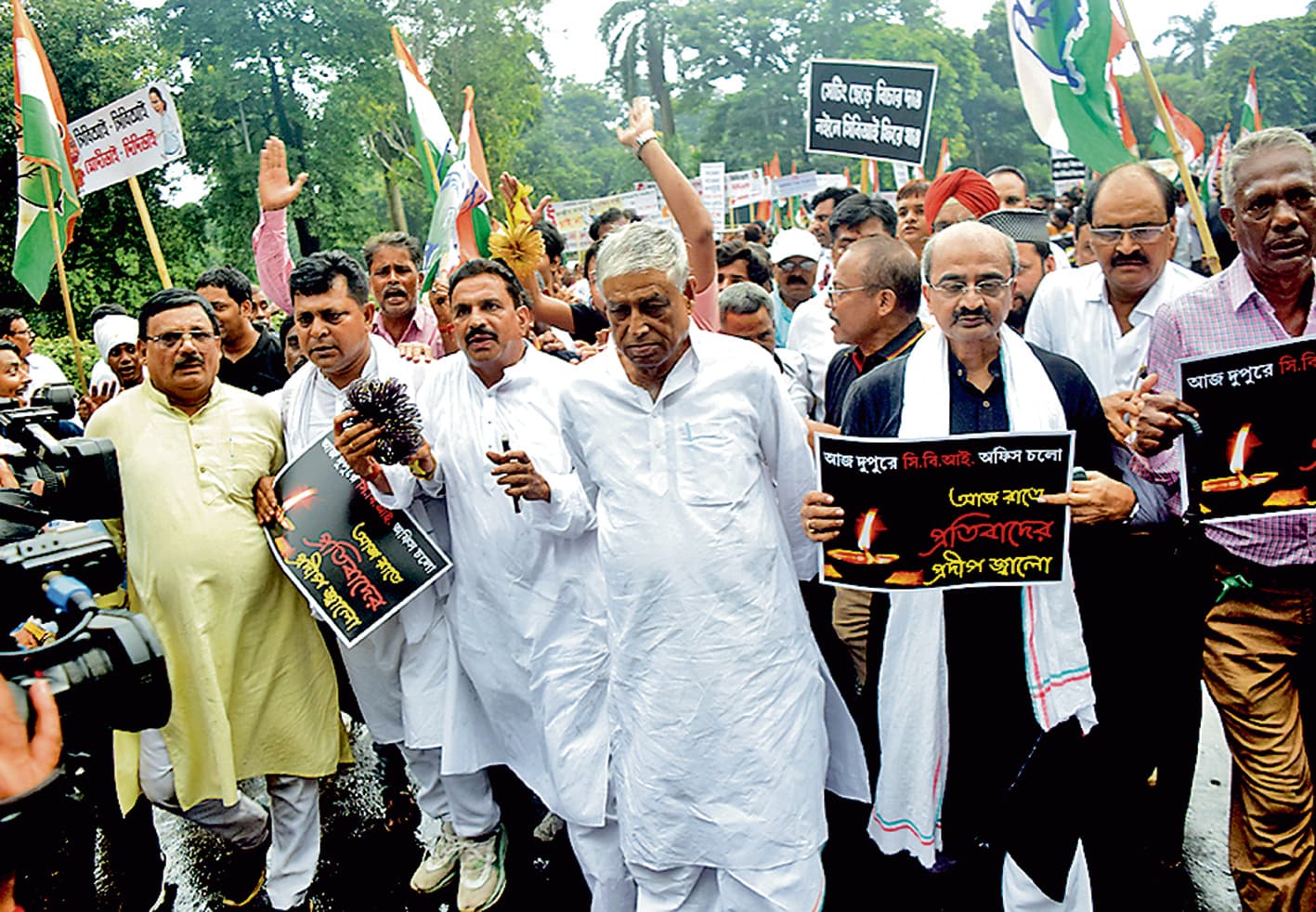 फिर सड़कों पर उतरे भाजपा व कांग्रेस के कार्यकर्ता