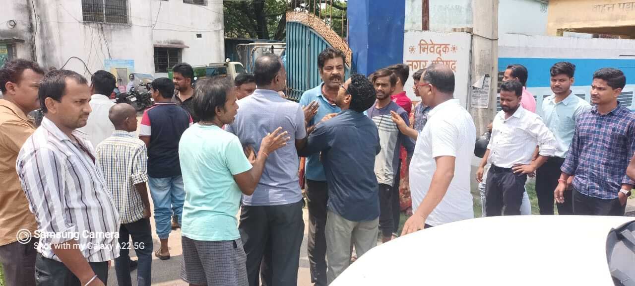 Dhanbad News :चार दिनों से जलापूर्ति ठप, लोगों ने किया नप कार्यालय में हंगामा