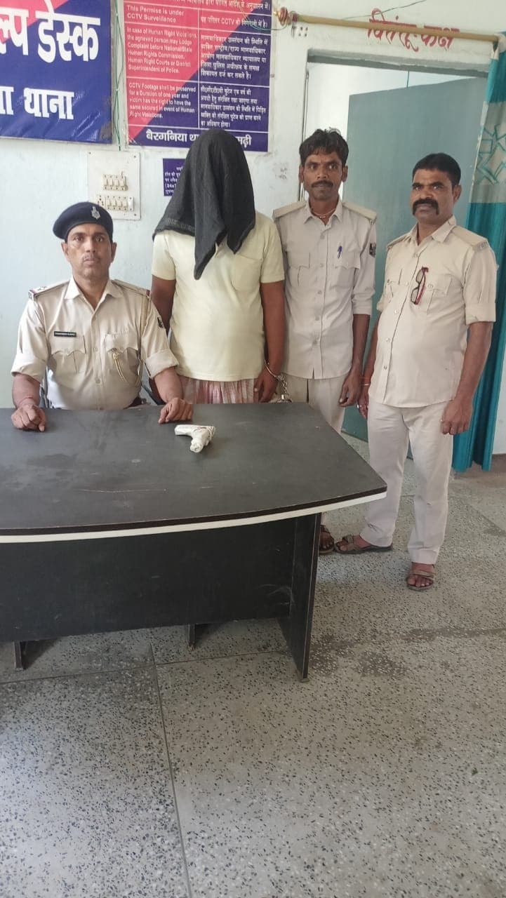 Raid in Sitamarhi : बैरगनिया में देसी कट्टा व कारतूस के साथ बदमाश गिरफ्तार