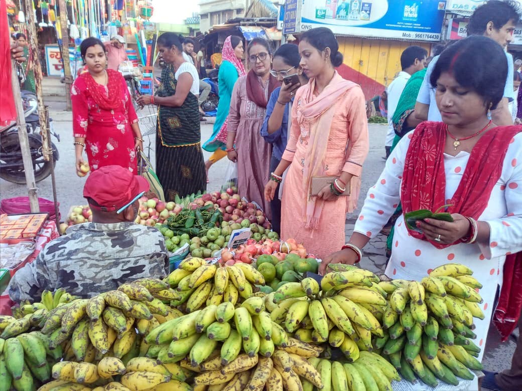 तीज को लेकर खरीदारी तेज, बाजार गुलजार