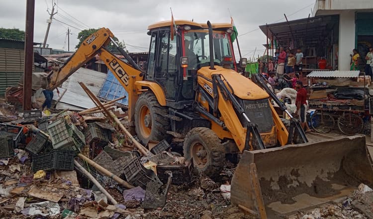 बायसी पूरब चौक को प्रशासन ने कराया अतिक्रमणमुक्त