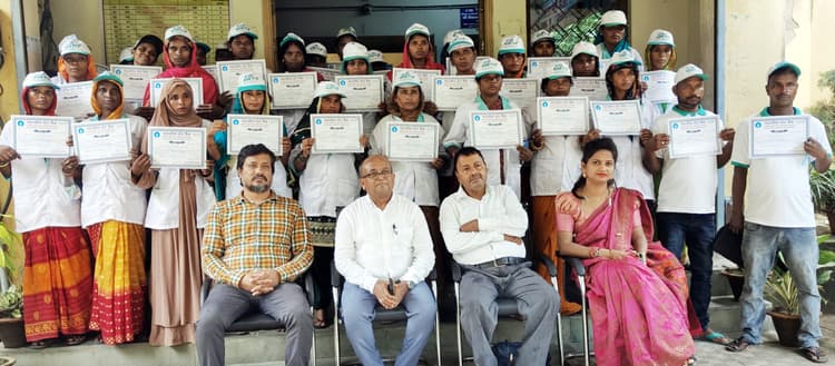 गाय पालन के प्रशिक्षुओं को मिला प्रमाणपत्र