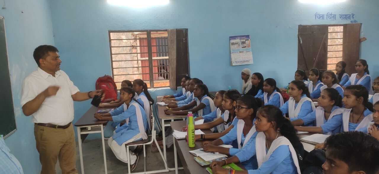 तेजेन्द्र उमा स्कूल बरुआरी का डीईओ ने किया निरीक्षण, छात्र-छात्राओं की कम उपस्थिति पर जताई नाराजगी