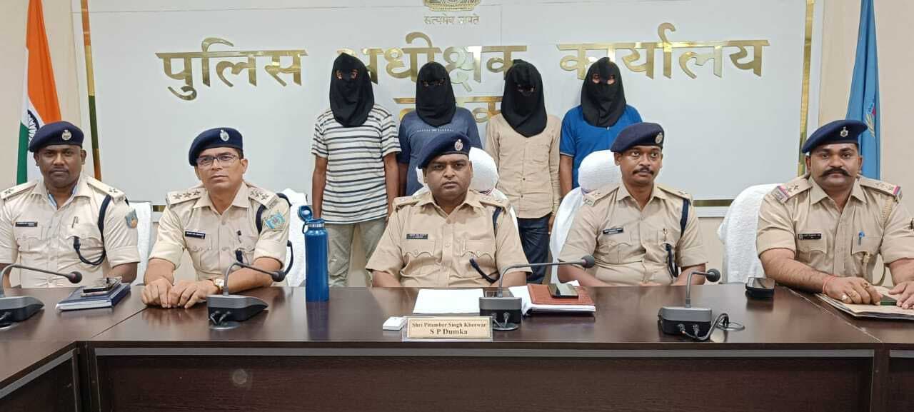 प्रमुख : मोबाइल टावर से बैट्री चोरी करनेवाले गिरोह के चार सदस्य गिरफ्तार, स्काॅर्पियो, बोलेरो व बाइक समेत कई सामान जब्त