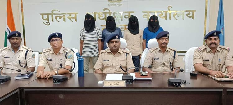 प्रमुख : मोबाइल टावर से बैट्री चोरी करनेवाले गिरोह के चार सदस्य गिरफ्तार, स्काॅर्पियो, बोलेरो व बाइक समेत कई सामान जब्त