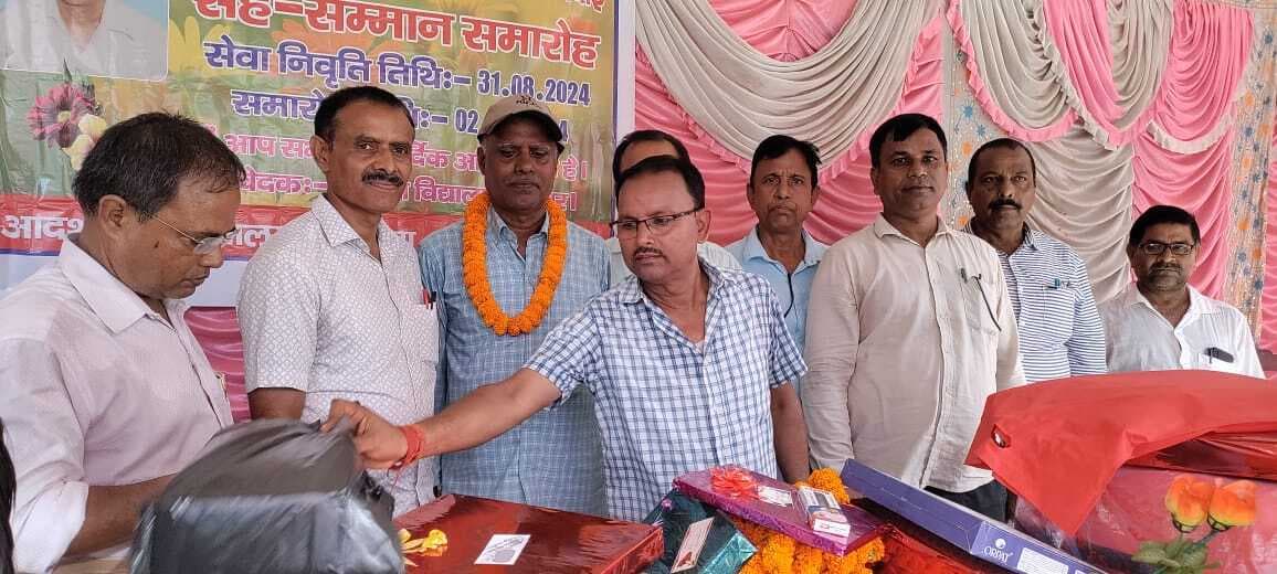 प्राचार्य को दी गयी समारोहपूर्वक विदाई