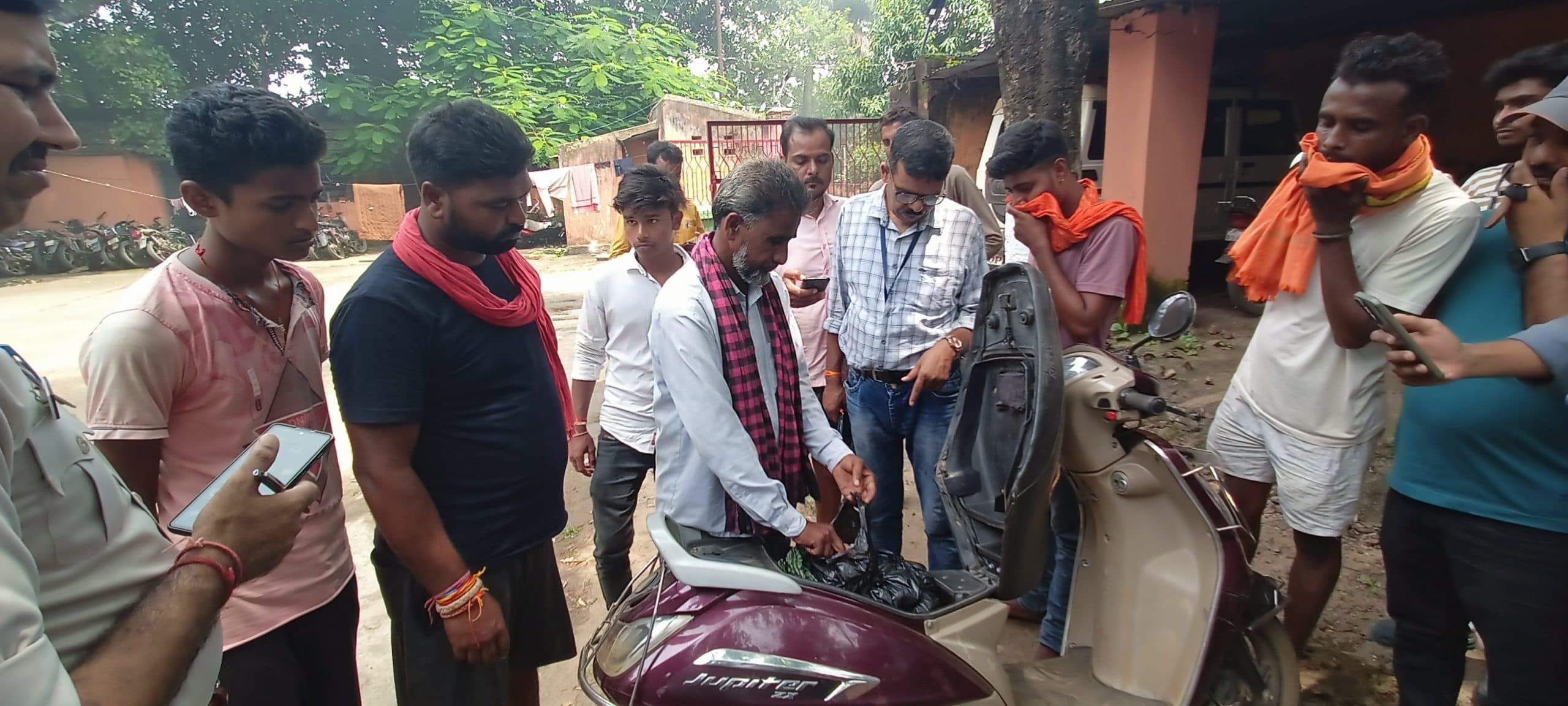 डिक्की में मांस के साथ एक को पकड़ा, किया पुलिस के हवाले