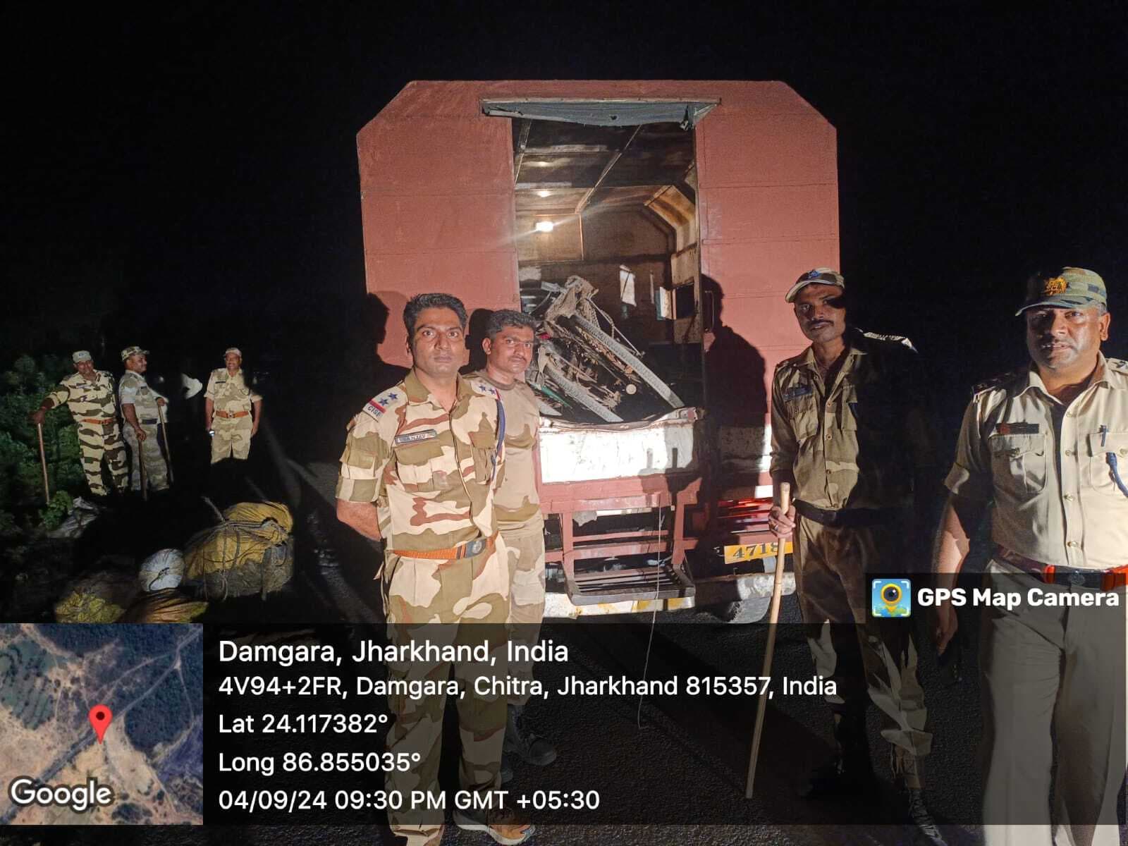 छापेमारी में तीन टन कोयला बरामद, चार बाइकें की जब्त