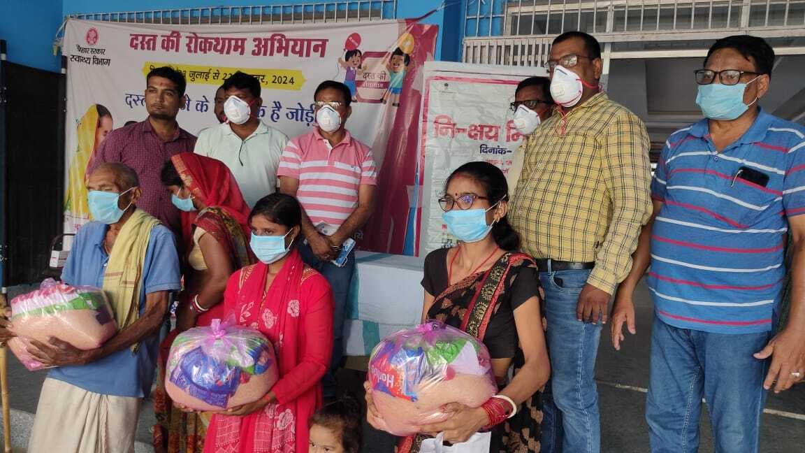 सीएचसी के स्वास्थ्य प्रबंधक, प्रभारी सहित चार लोगों ने निक्षय मित्र बनकर टीवी मरीजों को लिया गोद