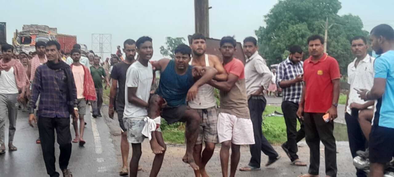 तेज रफ्तार दो ट्रक के बीच हुई आमने-सामने की टक्कर, एक चालक रेफर