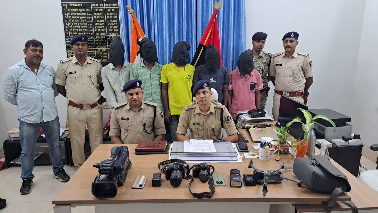 वीडियो कैमरा बुक कर लूटपाट करनेवाला पांच धराये