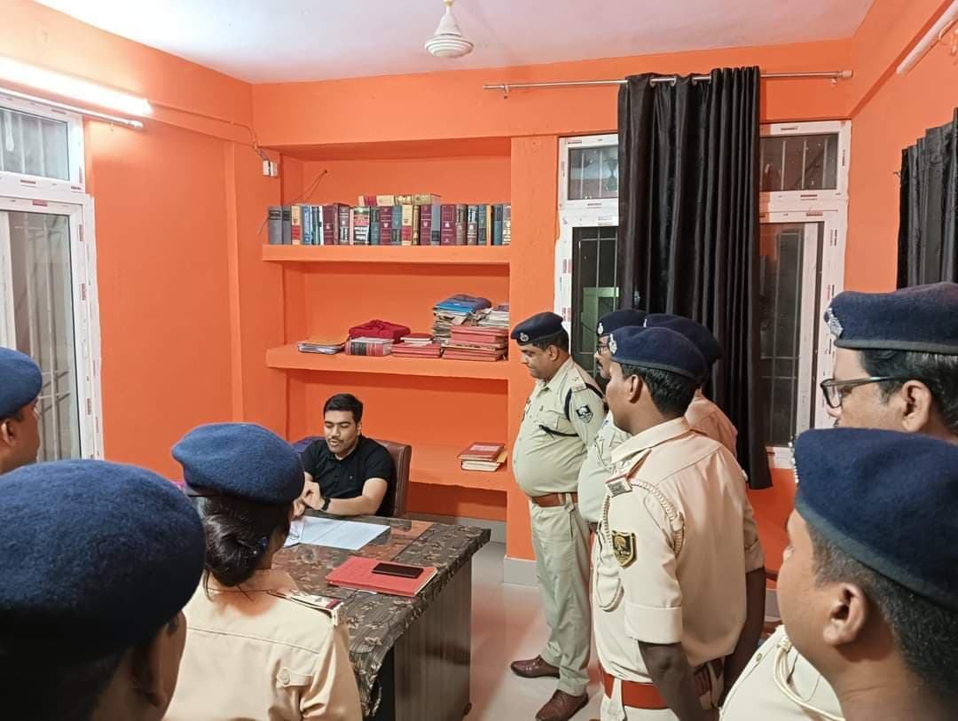 एसपी ने कोचाधामन  थाने का किया निरीक्षण, दिये कई निर्देश