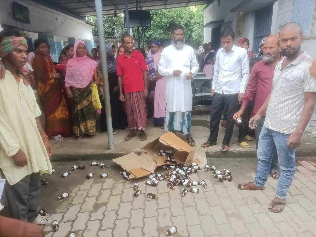 बेलवा पीएचसी में दवा नहीं दिये जाने पर मरीजों ने जमकर किया हंगामा