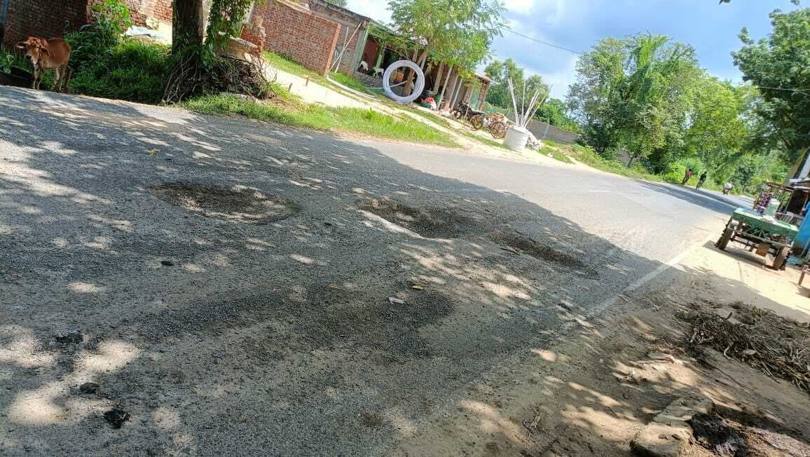 इंगलिश मोड़- शंभुगंज मुख्य मार्ग गड्डे में तब्दील, दुर्घटनाग्रस्त हो रहे राहगीर