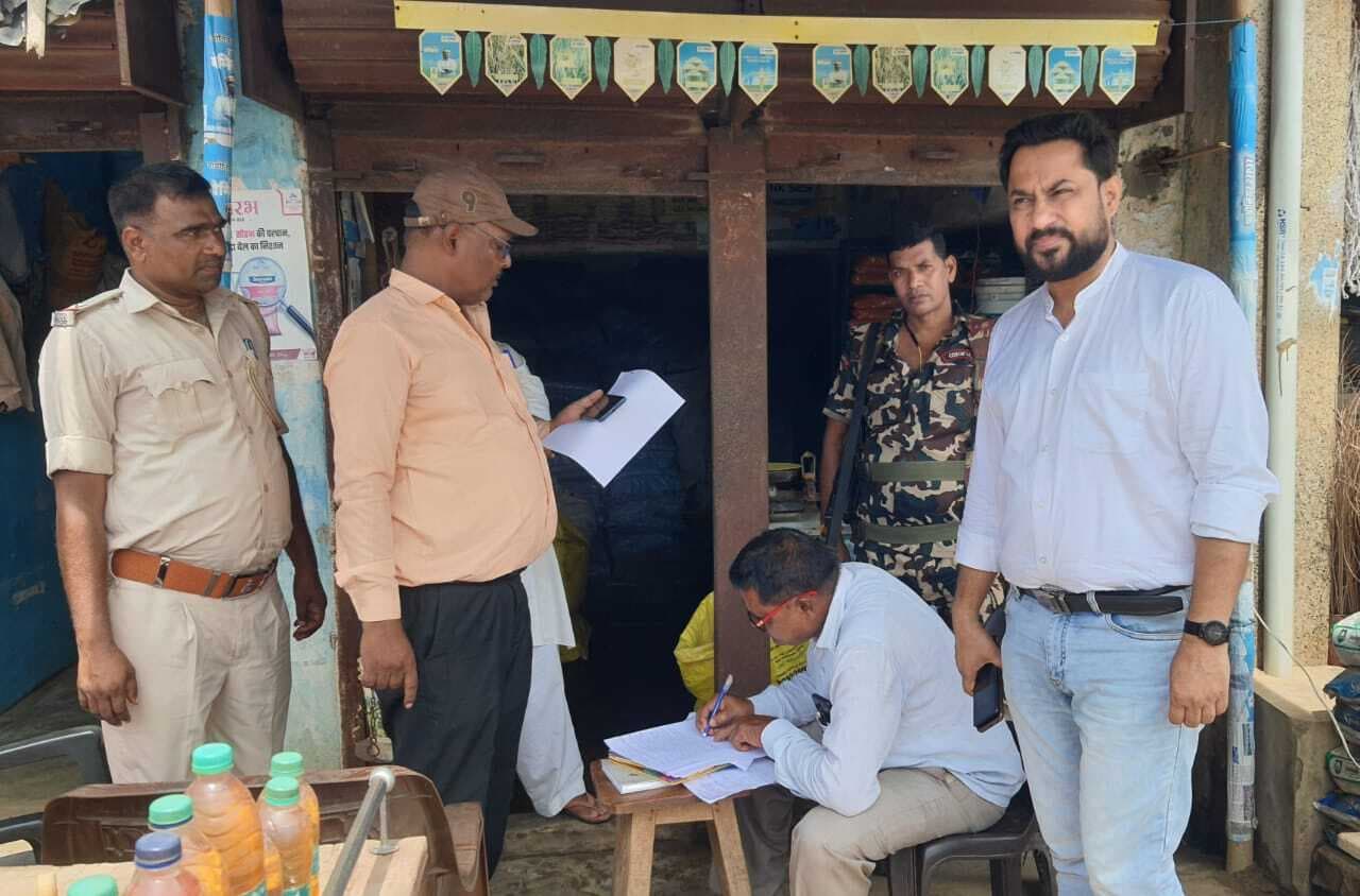 यूरिया खाद की कालाबाजारी के आरोप में खाद दुकान सील, मचा हड़कंप