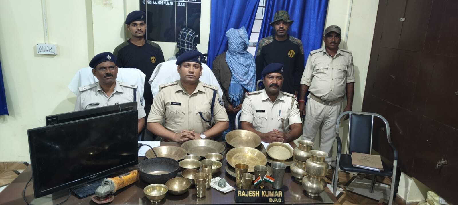 चोरी के सामान लेकर भागने की फिराक में थी महिला, पुलिस ने किया गिरफ्तार