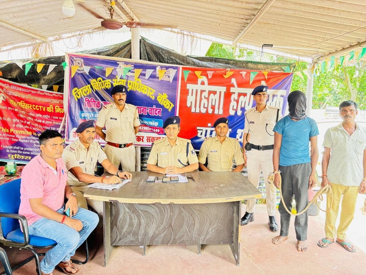 चांदन में चोरी की तीन मोबाइल के साथ युवक हुआ गिरफ्तार