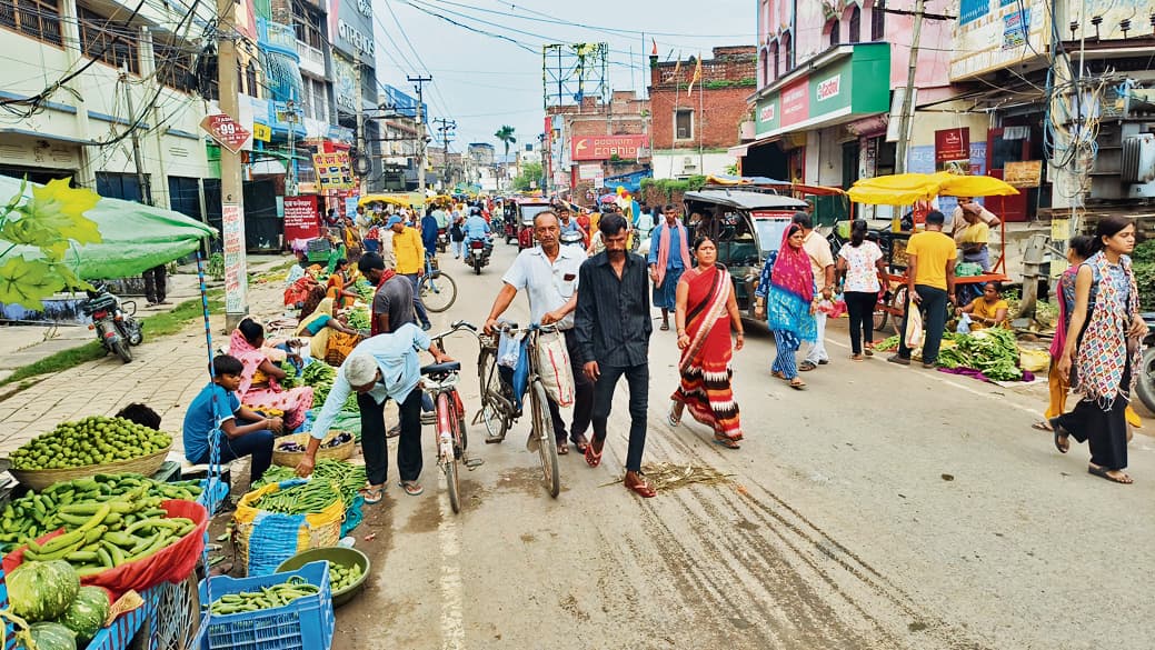 डीएम के आदेश के बाद भी सत्यदेवगंज से नहीं हटाया गया सब्जी मार्केट